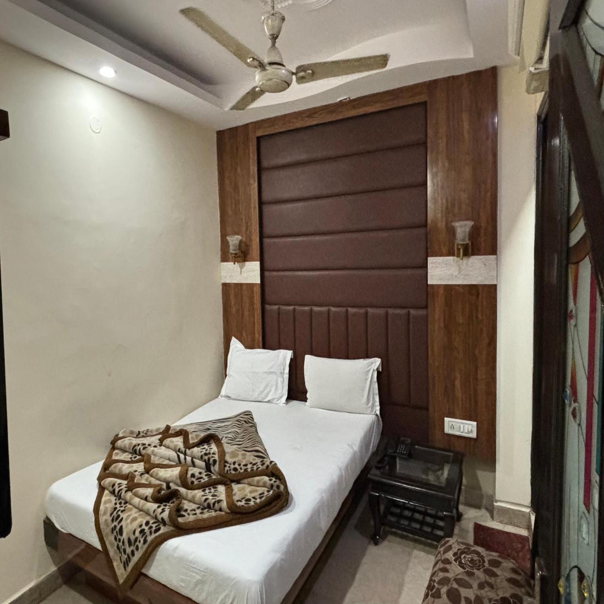 Hotel Pk International Near By New Delhi Station I Couple Friendly Nova Deli Quarto foto